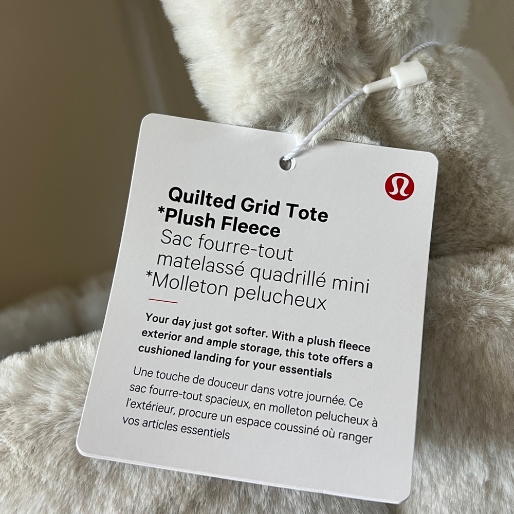 Lululemon Quilted Grid Tote Plush Fleece 12L - Picture 8 of 12